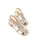 Sandalias de cuero plateado con tiras anchas entrecruzadas, punta cuadrada, talón descubierto con tira ajustable y hebilla metálica, y taco ancho de altura media.