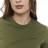 Remera verde militar de algodón, corte clásico, con cuello redondo y logo Wrangler estampado en el pecho.