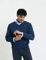 Sweater de punto color ladrillo con cuello en V y mangas largas.