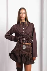 Cinturón de cuero color tostado con hebilla metálica plateada en forma de escudo de Uruguay.