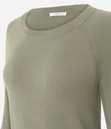 Suéter de punto color celeste, con cuello redondo y mangas largas con puños ajustados. Diseño básico y liso de la marca Marfinno.
