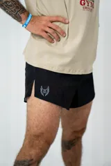 Short deportivo negro con estampado abstracto en tonos grises, con abertura lateral y logo estampado en blanco. Incluye suspensor interno de lycra de microfibra.