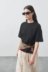 Remera de manga corta con calce relajado y cuello redondo, confeccionada en algodón puro.
