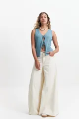 Chaleco tejido celeste con escote en V y lazo doble al frente.