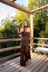 Vestido largo color chocolate con cuerpo strapless de tafeta amasada y falda de tul con caída fluida. Incluye una pashmina de tul a juego que se anuda al cuello.