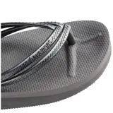 Sandalias tipo ojotas Havaianas modelo Slim, color gris oscuro, con tiras finas texturizadas y suela de goma con diseño antideslizante.