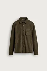 Sobrecamisa regular fit de hombre confeccionada en tejido efecto ante de color verde militar, con cuello solapa, manga larga con puño abotonado, bolsillo de parche en el pecho y cierre frontal con botones.