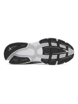 Championes deportivos Under Armour modelo Sola, con diseño retro y futurista. Presentan una base de malla blanca con superposiciones en color plateado metalizado, entresuela de EVA acolchada y suela de goma negra.