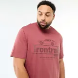 Remera de manga corta y cuello redondo en color rojo, con estampa frontal oscura que incluye la silueta de un auto y el texto 'irontrail HERITAGE'.