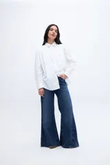 Camisa celeste de algodón con cuello solapa clásico, manga larga con puños abotonados, calce relaxed y bolsillo cuadrado en el pecho.