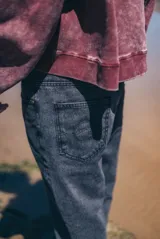 Pantalón de denim negro con efecto lavado, de corte cropped fit, silueta amplia y relajada.