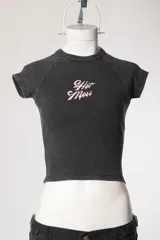 Remera de morley con efecto lavado y mangas raglán, de color negro, corte ajustado al cuerpo y aplique frontal con la inscripción "Hot Mess".