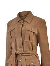 Campera marrón estilo sahariana, con múltiples bolsillos con solapa y botones delanteros. Cuenta con un cinturón ajustable del mismo material para entallar la cintura.