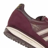 Championes Adidas SL 72 RS inspirados en el modelo clásico de 1972, confeccionados en cuero color bordó con superposiciones de gamuza y las icónicas tres tiras en tono beige. Cuentan con mediasuela de EVA para mayor amortiguación y suela de caucho.