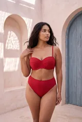 Conjunto de bikini rojo con corpiño con aro y breteles regulables, y bombacha de tiro alto con cobertura amplia.