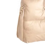 Campera puffer beige de poliéster, con capucha, cierre frontal, bolsillos laterales y calce al cuerpo.