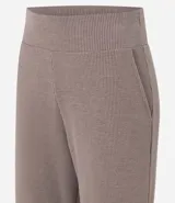 Pantalón recto de tejido anarruga color beige, con cintura elástica ancha y bolsillos laterales funcionales.
