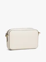 Cartera tipo bandolera Tommy Hilfiger de acabado granulado en color beige. Presenta un diseño rectangular con cierre de cremallera, bolsillo frontal exterior con cierre y el monograma TH metálico en dorado en la parte delantera. Incluye una correa extraíble.