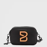 Mini cartera rectangular de cuero vegano engomado en color negro, con logo de la marca en relieve color naranja en el frente. Incluye una cadena decorativa lateral y correa ajustable.