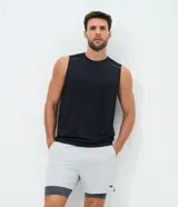 Musculosa deportiva Get Over de corte regular y cuello redondo, color negro con textura a rayas sutiles y detalles reflectantes en los hombros. Confeccionada en poliéster liviano con tecnología Dry para mayor transpirabilidad.