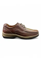 Zapatos acordonados de hombre en color marrón, confeccionados en eco-cuero, con costuras visibles decorativas y suela de goma estructurada.
