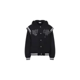 Campera Off-White de diseño híbrido en color negro, que combina el estilo de una campera varsity con botones a presión y una capucha con cordón ajustable. Presenta detalles de rayas blancas en los puños, la cintura y las sisas, y estampados gráficos en contraste en el pecho.