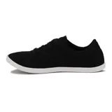 Championes deportivos de mujer Beira Rio, color negro, con capellada de tela y suela blanca de goma. Presentan cordones negros y un pequeño parche de marca en el lateral.
