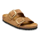Sandalias Birkenstock Arizona Big Buckle color marrón tostado, con dos tiras anchas ajustables mediante hebillas metálicas grandes de color dorado. Presentan plantilla anatómica de corcho con forro de cuero y suela de EVA negra.