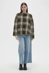 Sweater de tejido jacquard con diseño de cuadros, cuello alto y corte holgado con mangas anchas.
