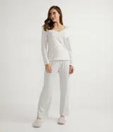 Pijama largo de dos piezas en tejido viscolycra. La blusa es de manga larga con cuello en V y detalles de encaje. El pantalón es liso con cintura elástica y encaje en el ruedo.
