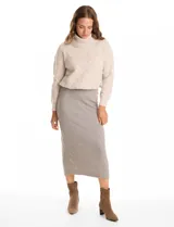 Falda midi de tejido con lurex, color beige, con pretina ancha elastizada y tajo en el ruedo trasero.