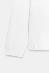 Sweater de punto color blanco, con amplio escote redondo y manga larga, con terminaciones en rib.
