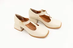 Guillerminas de cuero color crema con taco bloque de 6 cm y hebilla dorada.