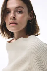 Top de manga larga confeccionado en tejido de punto acanalado, con diseño entallado, hombros caídos y escote bote.