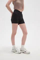 Short de poliamida negro, ajustado al cuerpo, de tiro medio con diseño cruzado en la cintura.
