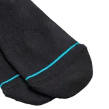 Par de medias negras de caña media con logo de la marca en el tobillo y puntera en color celeste.