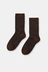 Calcetines de caña media en color marrón con estampado animal print de leopardo en negro. Confeccionados en mezcla de algodón y acabados en rib.