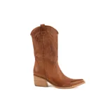 Bota texana de caña media confeccionada en cuero vacuno engrasado, con diseño de punta fina y costuras decorativas en la caña. Presenta un taco cuadrado de madera y forro interno vacuno.