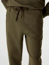 Pantalón deportivo tipo babucha de corte ajustado, con cintura elástica con cordón de ajuste y puños acanalados en los tobillos.