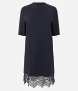 Vestido recto de algodón color negro, con mangas cortas y detalle de encaje aplicado en el ruedo.