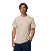 Remera de manga corta Columbia color gris claro, confeccionada en algodón orgánico. Presenta cuello redondo, calce cómodo y diseño clásico con pequeño logo impreso en el pecho.