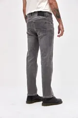 Jean de corte slim, color gris con efecto lavado, confeccionado en denim con cierre frontal y bolsillos laterales.