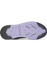 Championes de trail running Under Armour Charged Bandit TR 3, color gris con detalles en lila en la suela. Presentan una parte superior de malla técnica transpirable con refuerzos estratégicos, entresuela Charged Cushioning para mayor amortiguación y suela con tacos para tracción en terrenos irregulares.