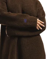 Sweater marrón de lana Corriedale sin teñir, con cuello redondo y corte holgado.