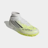 Championes de fútbol Adidas F50 Sparkfusion League de corte medio, diseñados para terreno firme y pasto sintético. Presentan un exterior de material sintético y tela en color blanco con detalles en amarillo neón y plateado, cuello tejido ajustado y suela Sprintplate Fusion para mayor tracción.