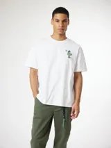 Camiseta gris de algodón orgánico con estampado de un yeti y un explorador en la espalda, corte oversize.