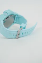 Reloj digital deportivo de color lila con correa de silicona y diseño robusto. Cuenta con pantalla LCD, funciones de cronómetro, luz de fondo y es resistente al agua.