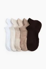 Pack de cinco pares de medias deportivas de corte soquete, confeccionadas con tejido funcional DryMove que absorbe el sudor. Incluye tonos variados desde blanco hasta marrón oscuro, con soporte en el arco, paneles de ventilación y refuerzo en punta y talón.