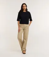 Remera de corte cropped confeccionada en algodón, con cuello redondo y mangas cortas. Presenta un diseño básico y versátil de calce holgado.