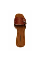 Sandalias planas Paddock de mujer con tira ancha en el empeine con textura de cuerito de serpiente, detalle de hebilla metálica dorada y puntera cuadrada.